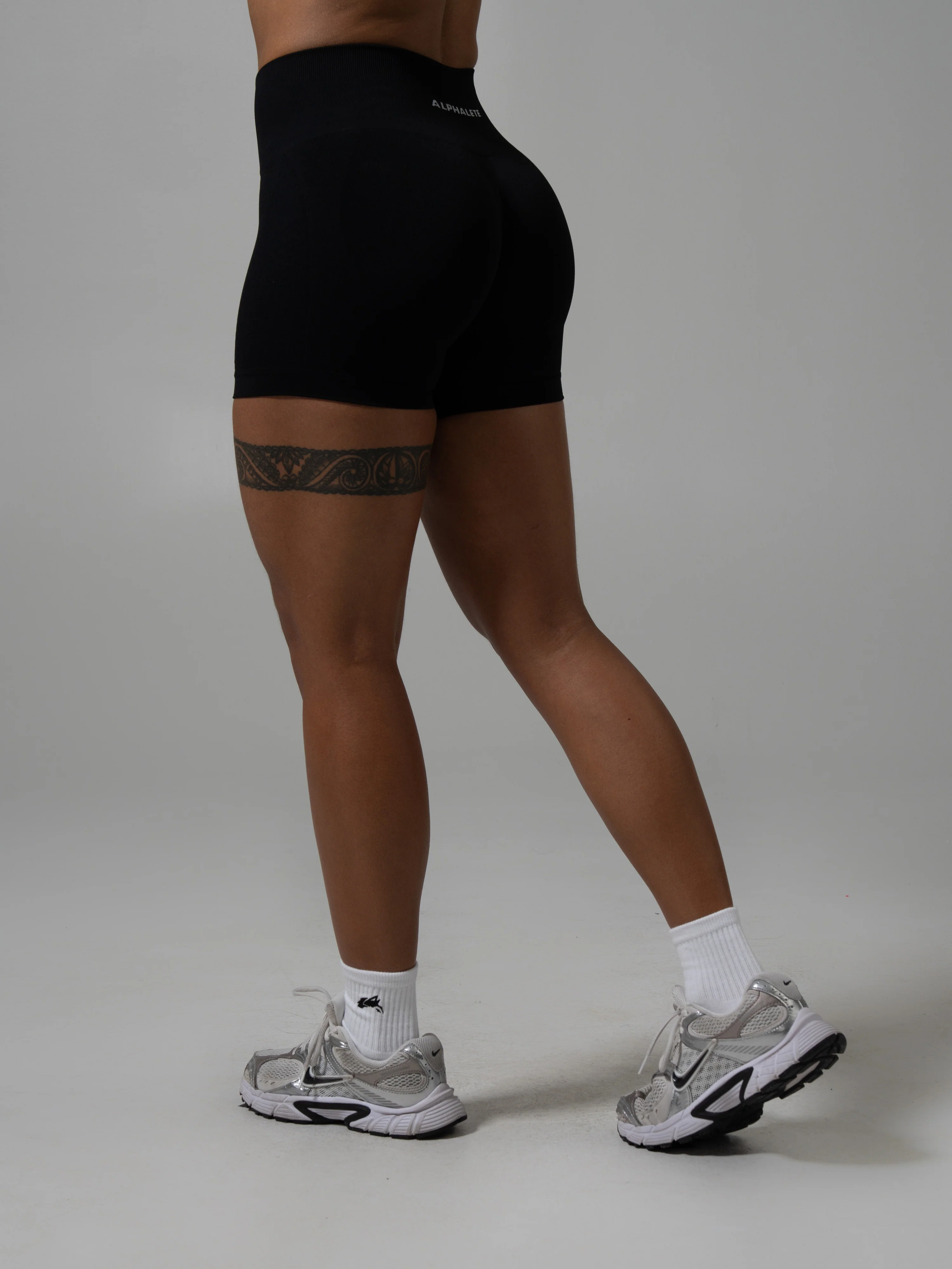 533-contour-mid-rise-short-black-1.webp Contour Mid Rise Short - Black
